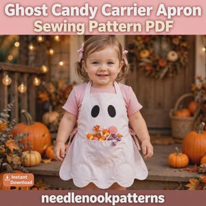 Pode incluir: Um avental rosa claro com um rosto de fantasma, dois olhos ovais pretos e uma bainha recortada. O avental inclui um bolso frontal grande cheio de doces variados. O texto "Ghost Candy Carrier Apron Sewing Pattern PDF" está no topo.
