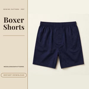 Op de afbeelding: Een marineblauwe boxershort met een elastische tailleband en een centraal gulp-paneel. De tekst aan de linkerkant luidt: SEWING PATTERN PDF, Boxer Shorts, NEEDLENOOKPATTERNS en INSTANT DOWNLOAD.