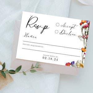 ワイルドフラワーの花柄ウェディング Rsvp ポストカード テンプレート、編集可能な式典出席者、結婚式用の植物柄モダン返信カード、即時ダウンロード