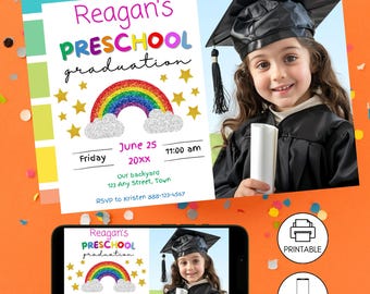 Pode incluir: Um convite imprimível e digital para uma festa de formatura do jardim de infância. O convite apresenta um arco-íris com nuvens, estrelas douradas e o texto "Reagan's Preschool graduation". O convite também inclui a data, a hora e o local da festa.