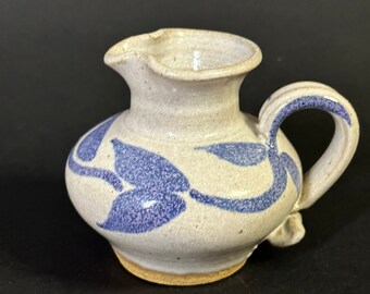 Jarrón pequeño con forma de jarra, estampado MGV, blanco con flores azules, excelente estado