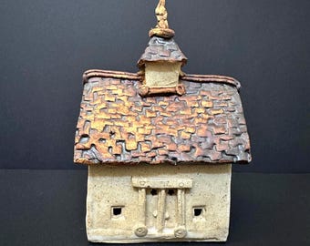 Casa de iglesia de cerámica en miniatura de Windy Meadows Pottery Home Hometown Collection