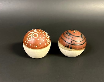 Saleros y pimenteros de cerámica de Studio Art, detalles abstractos pintados a mano, diseño único de tres colores, piezas de cerámica redondas, estilo bohemio y vintage