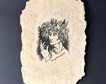 Azulejo de mármol o travertino tallado/grabado de Rodney Winfield, piedra crema con detalles en verde, arte de pared, vintage, hombre, pájaro, caprichoso. ENVÍO GRATIS