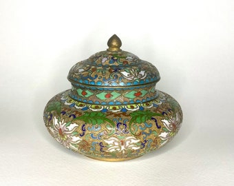 Jarrón Champleve con tapa, predecesor chino Cloisonné, esmalte, latón, detalle floral. ENVÍO GRATIS.