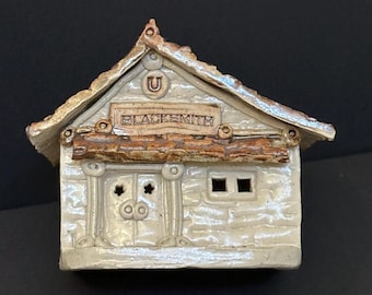 Casa de herrero en miniatura de cerámica de Windy Meadows Pottery Home Hometown Collection