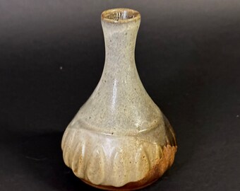 Jarrón de cerámica artística, sin firmar, esmaltes en diferentes colores terrosos, detalle en forma de hoja