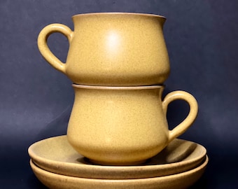 Juego de 2 tazas Denby Ode con platillos, color amarillo mostaza, para café o té, MCM, fabricado en Inglaterra, moteado, años 60