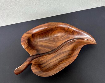 Bol decorativo de madera de olivo con forma de hoja, de Falcon of Spain, en excelente estado, orgánico, vintage.