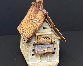 Escuela de cerámica en miniatura de Windy Meadows Pottery Home Hometown Collection