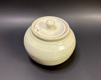 Olla antigua para frijoles con tapa y marca del fabricante, verde salvia claro con detalles de trigo, pieza única de cerámica