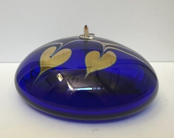 Lámpara de aceite vintage Glasshouse de 1990, cristal azul cobalto y detalles dorados, firmada.
