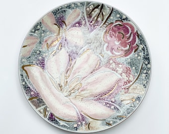 Plato decorativo de porcelana de 25 cm, década de 1970, con flores en tonos pastel y detalles dorados, fabricado en China.