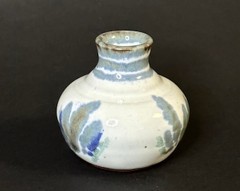 Tiny Bud Vase, Recipiente de cerámica de gres vidriado, Blanco con detalle azul y verde, Vintage, Excelente forma, Maceta pequeña, firmado