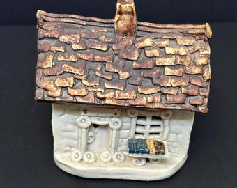Casita de cerámica en miniatura para tienda de comestibles de Windy Meadows Pottery Home Hometown Collection
