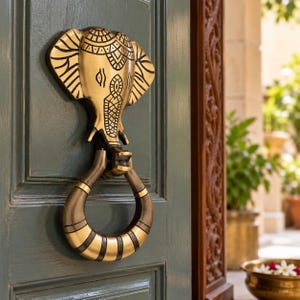 Llamador de puerta con forma de trompa de elefante / Llamador de puerta bicolor dorado con cabeza de elefante, aro con trompa curvada y orejas grabadas / Arte moderno bohemio para puertas y portones