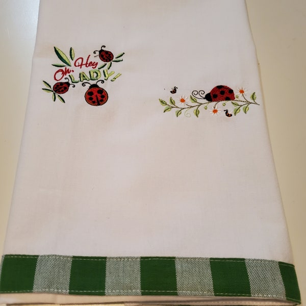 Serviettes brodées de coccinelle, serviettes de cuisine de printemps, cadeau de crémaillère, nouveau cadeau d’appartement, serviettes 100% coton