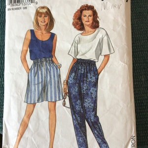 Puede incluir: Un patrón de costura para dos estilos diferentes de pantalones. El patrón es para la talla 10-20 y se llama "It's So Easy, It's Simplicity." El patrón es de Miner y es el número 8254.