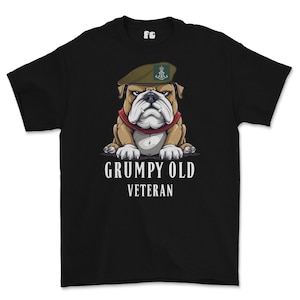 不機嫌そうなグリーン・ハワーズ退役軍人プリントTシャツ