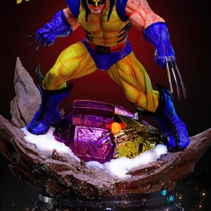 Może przedstawiać: Figurka akcji Wolverine w żółto-niebieskim kostiumie z metalowymi pazurami, stojąca na podstawie przedstawiającej zniszczoną fioletowo-złotą głowę robota. Logo X-Men znajduje się w lewym górnym rogu, a logo Visceral Studios w prawym dolnym.