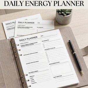 Peut inclure: Un modèle de planificateur d'énergie quotidien avec du texte noir sur papier blanc, comprenant des sections pour les intentions, les blocs d'énergie, les priorités, les listes de tâches, les habitudes de bien-être et la gratitude.