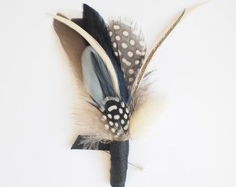 Boutonniere de plumas naturales de boda rústica, alfiler de solapa para hombre, ojal para novios