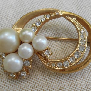 Signed Marvella Gold Tone Rhinestone Pearl Swirl Brooch
