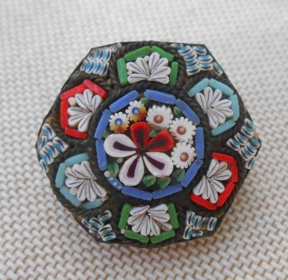 Ancienne Broche Hexagonale Micro Mosaïque, Laiton Et Verre, Bon état