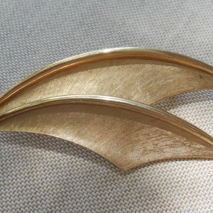 Signed Crown Trifari Gold Tone Modern Leaf Brooch