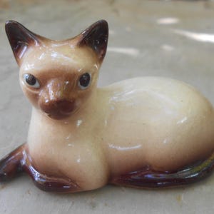 Hagen-Renaker Siamese Lying Down Adult Cat Miniature Figurine