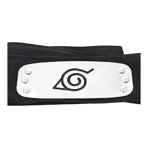 Könnte beinhalten: Ein schwarzes Stirnband aus Stoff mit einer rechteckigen, silberfarbenen Metallplatte. Die Platte ist auf jeder Seite mit drei Nieten befestigt und zeigt ein eingraviertes schwarzes Spiralsymbol mit einem dreieckigen Ende, das das versteckte Dorf darstellt.