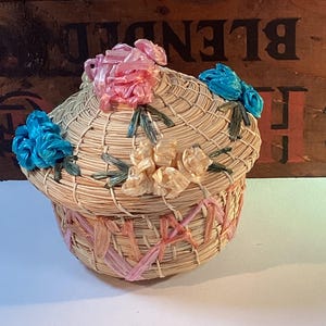 Straw or Grass Jamaican Souvenir Lidded Trinket Dish or Basket