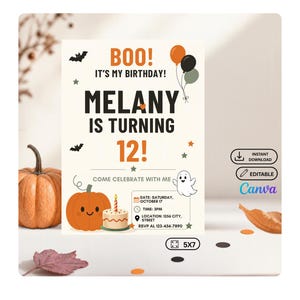 Puede incluir: Una tarjeta de invitación de cumpleaños rectangular con el texto BOO! IT'S MY BIRTHDAY! MELANY IS TURNING 12! COME CELEBRATE WITH ME. El diseño incluye ilustraciones de una calabaza sonriente, un pastel de cumpleaños, un fantasma, murciélagos y globos.