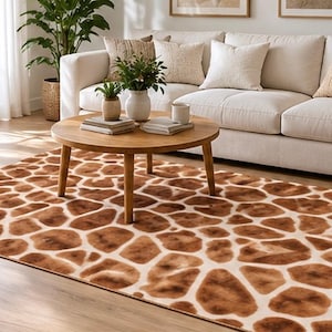 Könnte beinhalten: Ein rechteckiger Teppich mit einem sich wiederholenden Giraffenmuster, das aus unregelmäßigen braunen Flecken besteht, die durch hell cremefarbene Linien getrennt sind. Der Teppich liegt flach auf einem hellen Holzboden und bedeckt einen großen Teil.