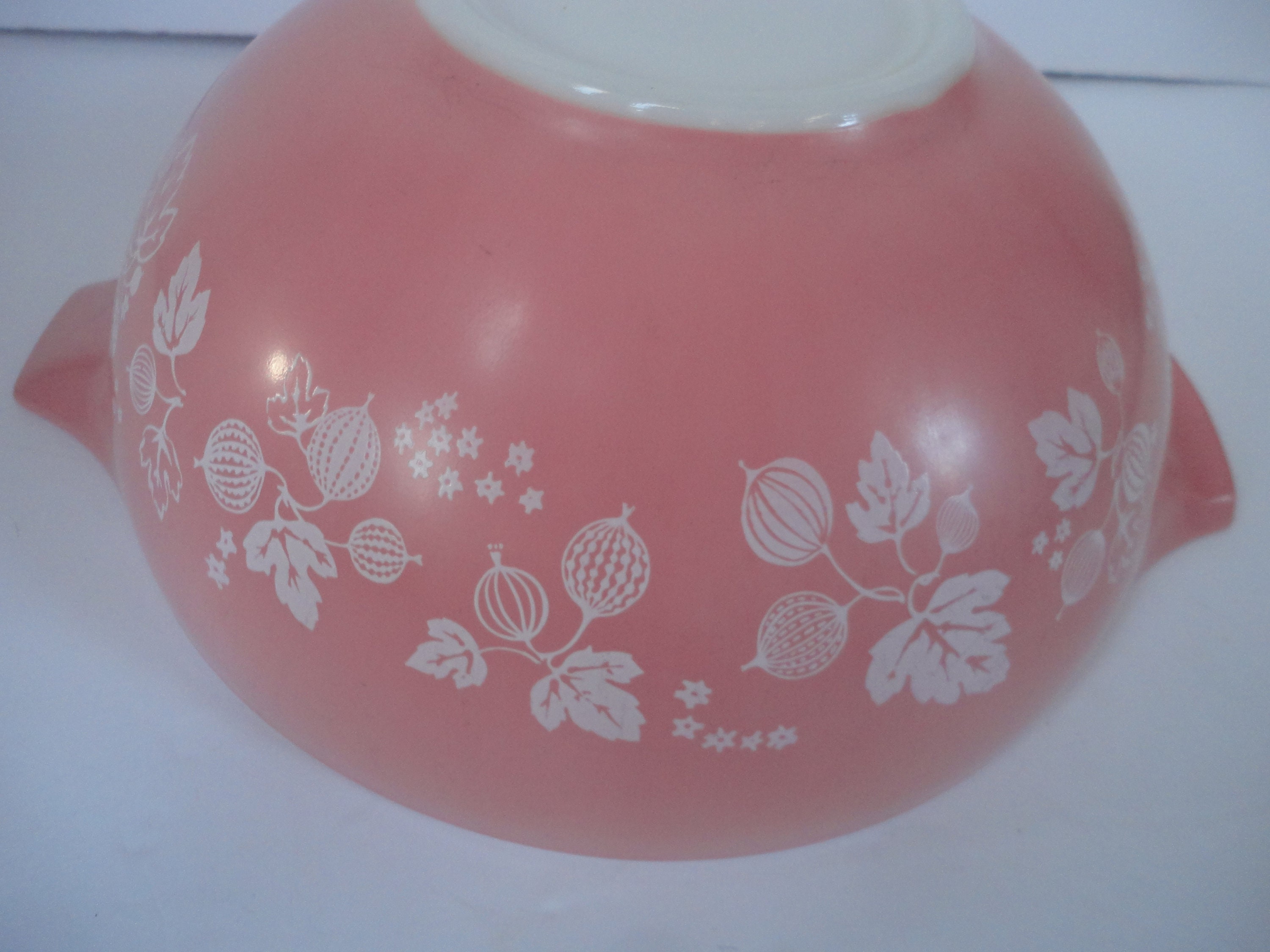 Pyrex and Pink Daisies: Midcentury cookware is fab again