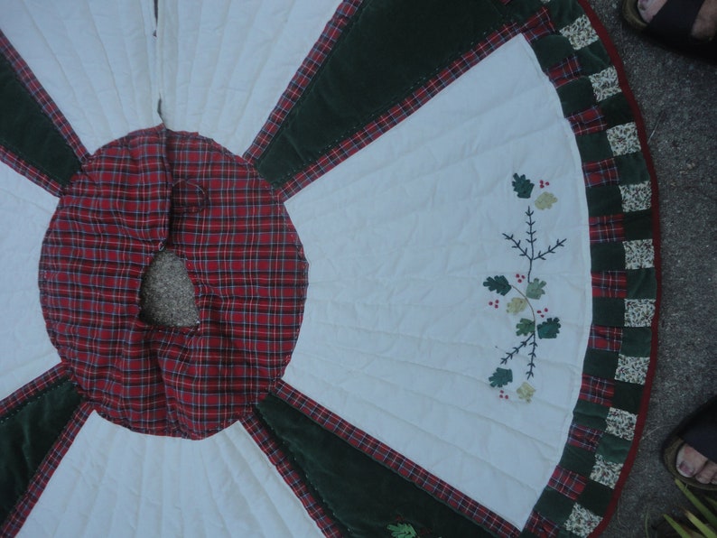 Handmade Quilted Christmas Tree Skirt Vintage Elegant Cotton Velvet Embroidered Christmas Tree Skirt Holly Tree Skirt,Christmas Tree Decor