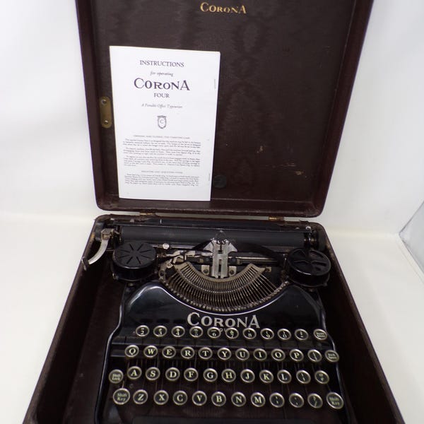Antique 1926 Corona Four manual portable typewriter w case