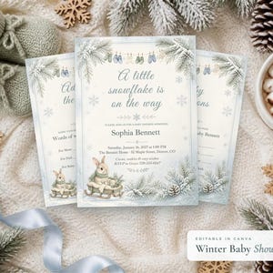 Puede incluir: Un juego de invitaciones para baby shower con temática invernal que incluye una ilustración en acuarela de un conejo en un trineo, ramas de pino y copos de nieve. El texto dice A little snowflake is on the way para Sophia Bennett.