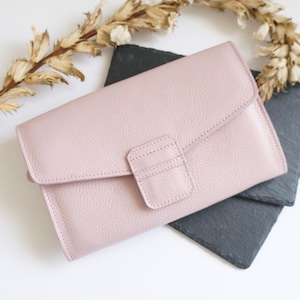 Organizador de bolsa de couro personalizado para armazenamento e viagem com compartimentos para cartão e bolso com zíper, presente para viajantes e familiares