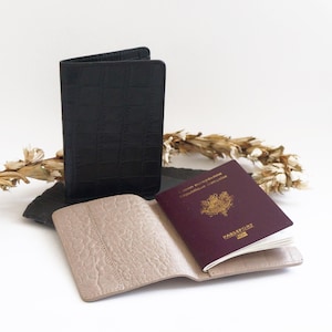 Portapassaporto in pelle personalizzato con scomparti per carte, portafoglio da viaggio personalizzato per due passaporti, custodia per passaporto in pelle minimalista, regalo