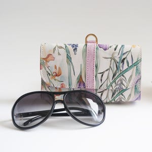 Personalisierte Leder-Brillenhalter und Geldbörse, kompaktes multifunktionales Etui mit Blumenmuster für Sonnenbrillen, stilvoller Beutel für Karten und Schlüssel
