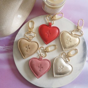 Chaveiro de couro personalizado em tons de rosa e vermelho, coração, feito à mão, couro integral, coração, chaveiro, bolsa, pingente, com acabamento em ouro