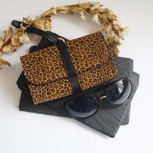 Gepersonaliseerde leren brilhouder en portemonnee past op alle brillen, pasjes, telefoon, sleutels met afneembare riem, lichtgewicht, stijlvol veelzijdig cadeau
