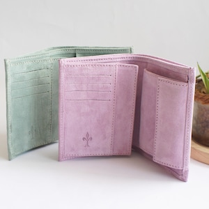 Cartera de piel de ante personalizada con ranuras para tarjetas, monedero, bolsillo con ventana y compartimentos de largo completo. Cartera elegante y práctica para uso diario.