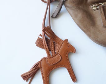 Charm para bolso de caballo elaborado en piel auténtica, accesorio para bolso hecho a mano.