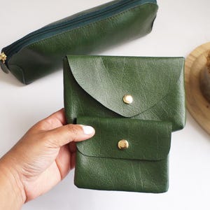 Grünes Geschenk-Set aus echtem Leder, Münze kleine Geldbörse, Beutel oder Stift-Etui, Pine Tree Leder Accessoire-Trio, elegantes handgemachtes Geschenk für Sie oder Ihn
