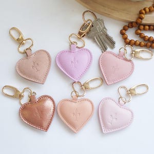 Benutzerdefinierte Pastell rosa Schatten Herz Leder Schlüsselanhänger, Trendy Geldbörse Zubehör Herz Schlüsselanhänger, Monogramm personalisierte handgemachte Schlüsselanhänger Taschenanhänger Geschenk
