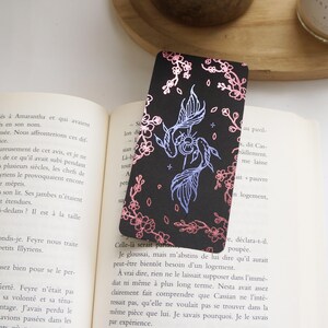 Marcapáginas de fantasía laminado con diseño de pez koi, cartulina negra metálica, regalo único para amantes de los libros, accesorio de lectura hecho a mano, 13 x 6 cm