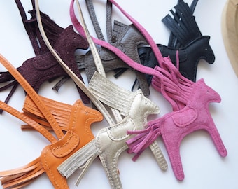 Charm para bolso de caballo elaborado en piel auténtica, accesorio para bolso hecho a mano.