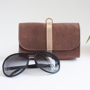 Estuche de cuero personalizado para gafas de sol, porta gafas hecho a mano, billetera marrón con cremallera, accesorio de viaje de verano, regalo para ella o para él.